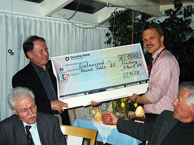 Edgar &uuml;bergibt den Scheck an Klaus