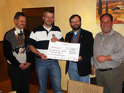 Wolfgang &uuml;bergibt den Scheck an hc